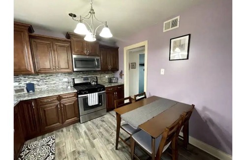 Ashburn Maison | Peaceful Family Home near Downtown, MDW, Free Park