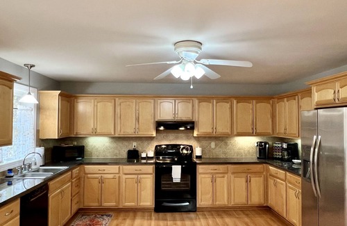 Ransom Maison | Peaceful family & pet-friendly country 3-bedroom house. Fire pit & pool access!