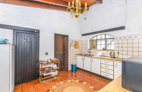 Pretoria Autre | Peaceful Farmhouse Hacienda courtyard, full kitchen, peaceful, nature's haven.