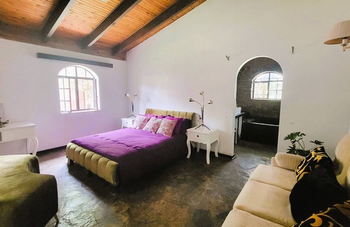 Pretoria Autre | Peaceful Farmhouse Hacienda courtyard, full kitchen, peaceful, nature's haven.