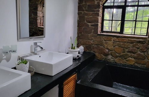 Pretoria Autre | Peaceful Farmhouse Hacienda courtyard, full kitchen, peaceful, nature's haven.