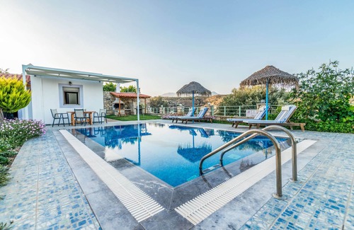 Sivas Villa | Villa calme et entièrement équipée Erato, Pitsidia - jardin, piscine, barbecue, Wifi