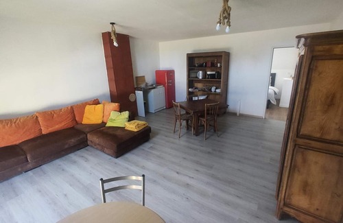 Saint-Bonnet-de-Four Cottage | Gîte Rouge paisible à la ferme, animaux acceptés, wifi inclus
