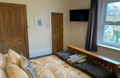Margate Lit Et Petit-Déjeuner | Peaceful garden view double, ensuite, opposite beach, garden & bike store
