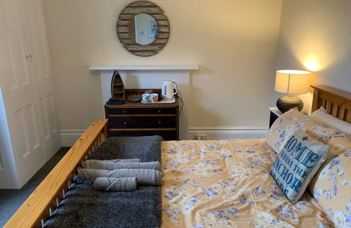 Margate Lit Et Petit-Déjeuner | Peaceful garden view double, ensuite, opposite beach, garden & bike store