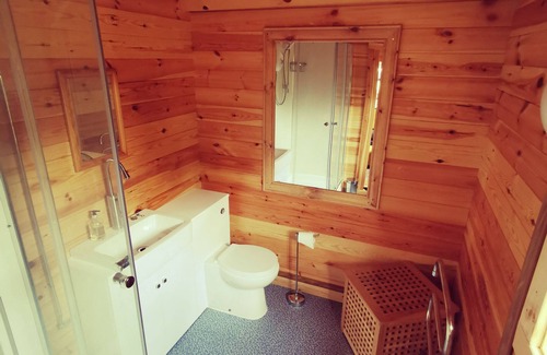 Twigworth Cabine | Peaceful gateway to the Cotswolds with Jacuzzi and lake.