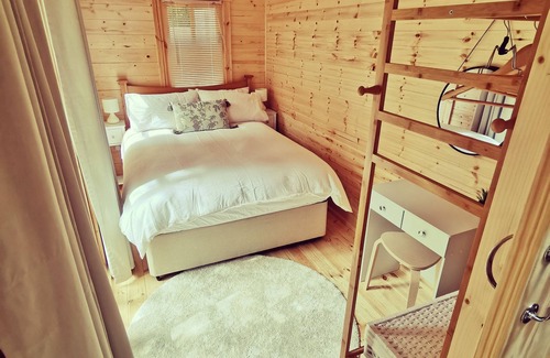 Twigworth Cabine | Peaceful gateway to the Cotswolds with Jacuzzi and lake.