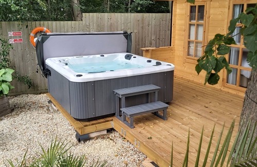 Twigworth Cabine | Peaceful gateway to the Cotswolds with Jacuzzi and lake.