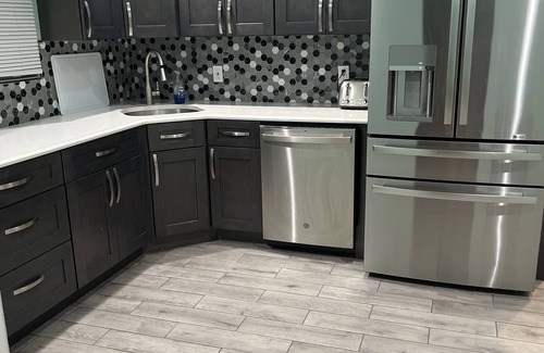 Roosevelt Maison | Peaceful Gathering Modern Kitchen & Living space