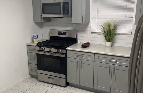 Roosevelt Maison | Peaceful Gathering Modern Kitchen & Living space