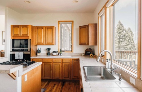 Evergreen Maison | Peaceful Getaway with Hot Tub - Views - Evergreen