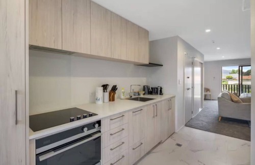 Lower Hutt Maison | Peaceful Hideaway: Studio in Macky
