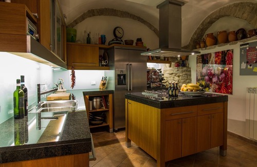 Ripabottoni Appartement | Maison avec piscine, jardin et wifi dans un village médiéval, avec vue panoramique.