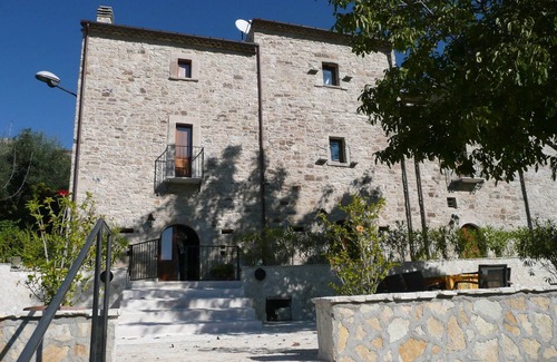Ripabottoni Appartement | Maison avec piscine, jardin et wifi dans un village médiéval, avec vue panoramique.