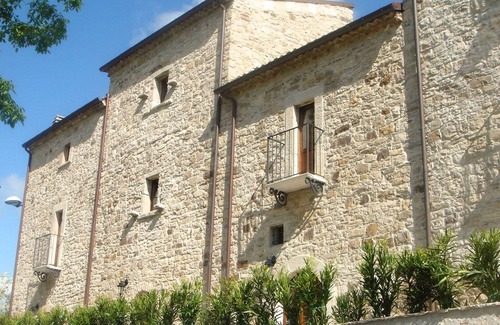 Ripabottoni Appartement | Maison avec piscine, jardin et wifi dans un village médiéval, avec vue panoramique.