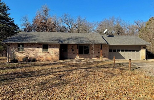 Edmond Maison | Peaceful Home Between Edmond & Guthrie + Minutes Away From I35 & Lazy E Arena