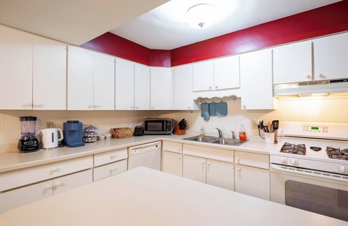 Urbana Maison | Peaceful Home, Near UIUC, King Bed, Quiet Street