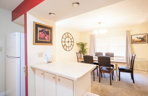Urbana Maison | Peaceful Home, Near UIUC, King Bed, Quiet Street