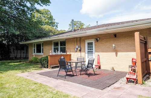 Urbana Maison | Peaceful Home, Near UIUC, King Bed, Quiet Street