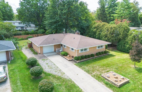 Urbana Maison | Peaceful Home, Near UIUC, King Bed, Quiet Street