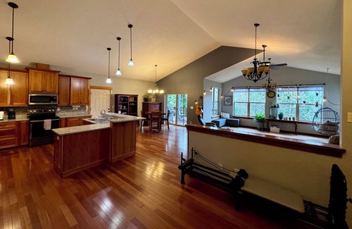 Thurston Maison | Peaceful Home with a View