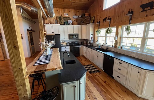 Finchville Maison | Peaceful Kentucky barn home near KY Derby, PGA and Bourbon Trail.