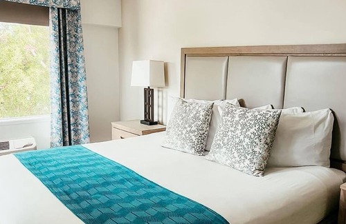 Key Largo Hôtel | Peaceful King Stay w/Sunset Views! Pool and Gym Access | Pet Friendly