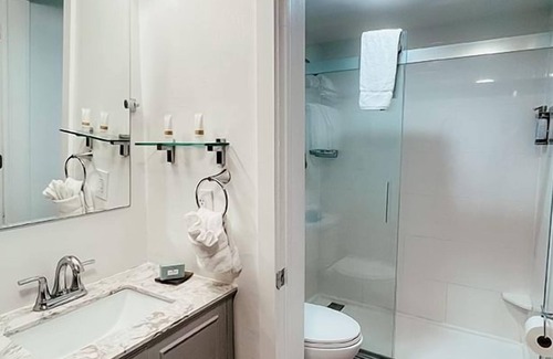 Key Largo Hôtel | Peaceful King Stay w/Sunset Views! Pool and Gym Access | Pet Friendly