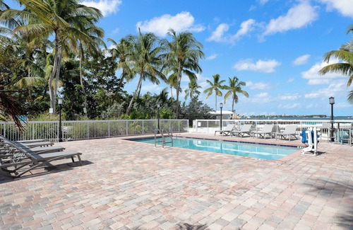 Key Largo Hôtel | Peaceful King Stay w/Sunset Views! Pool and Gym Access | Pet Friendly