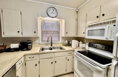 Northport Maison | Roll Tide! Game day University of Alabama visit, work or business. 3 BR & 2 BA.
