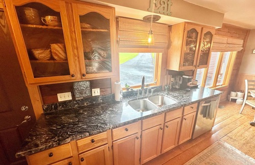 Berwick Cabine | Peaceful Lake Cabin with Hot Tub & Starry Views. Sleeps 10nComfortably!