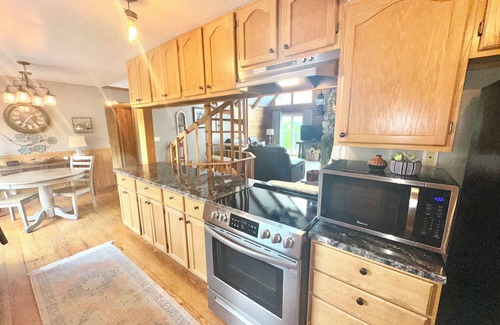 Berwick Cabine | Peaceful Lake Cabin with Hot Tub & Starry Views. Sleeps 10nComfortably!