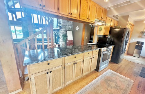 Berwick Cabine | Peaceful Lake Cabin with Hot Tub & Starry Views. Sleeps 10nComfortably!