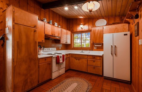 Westcreek Maison | Lakefront Mountain House avec un bel intérieur, Wifi, grande terrasse, pour toute la famille, animaux acceptés