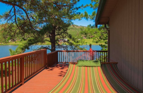 Westcreek Maison | Lakefront Mountain House avec un bel intérieur, Wifi, grande terrasse, pour toute la famille, animaux acceptés
