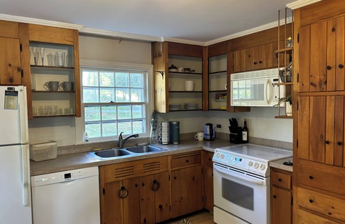 Mirror Lake Maison | Peaceful Lakefront 2-bedroom Home For Beautiful and Relaxing Getaway