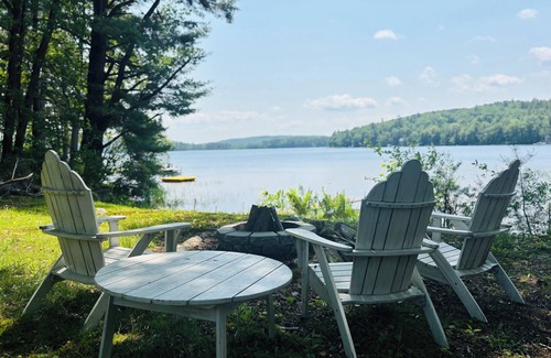 Mirror Lake Maison | Peaceful Lakefront 2-bedroom Home For Beautiful and Relaxing Getaway