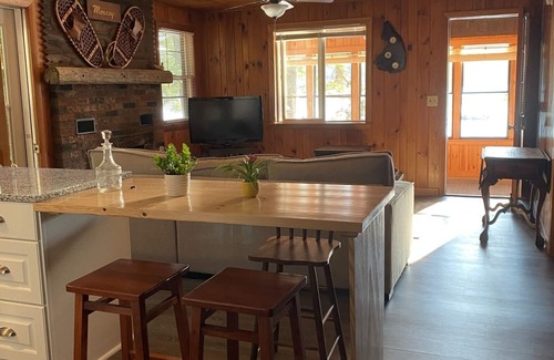 Gray Cabine | Peaceful Lakefront Cabin on Crystal Lake