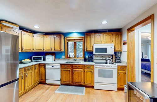 Lake Arrowhead Maison | Peaceful lakefront retreat with private hot tub, game room, & deck - near skiing