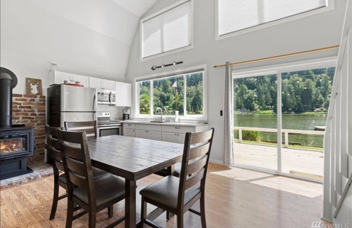 Eatonville Maison | Peaceful Lakehouse on Ohop