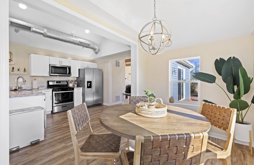Como Maison | Sunny Lakeside Retreat. Dog Friendly!