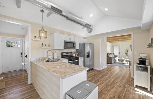 Como Maison | Sunny Lakeside Retreat. Dog Friendly!