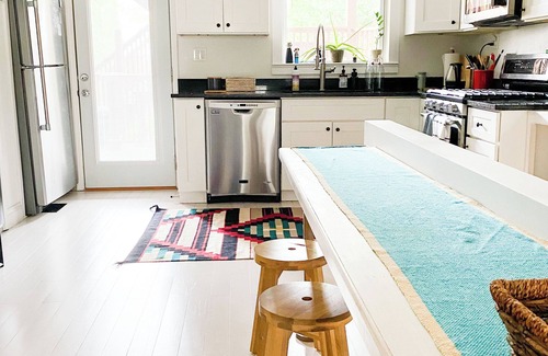 West Town Appartement | Peaceful Living-2Bdrm/2Bath w/Private Parking, WiFi-Work Station-Wicker Park!