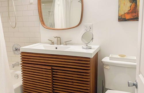 West Town Appartement | Peaceful Living-2Bdrm/2Bath w/Private Parking, WiFi-Work Station-Wicker Park!