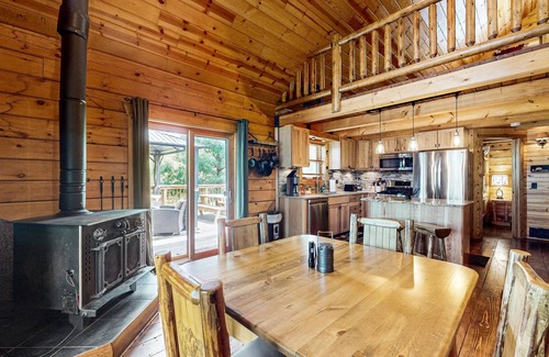 New Lisbon Cabine | Peaceful log cabin with patio, gas grill, fire pit & WIFI