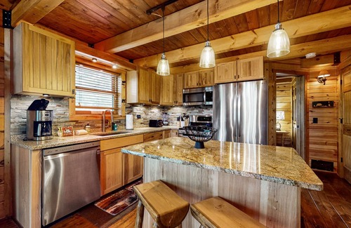 New Lisbon Cabine | Peaceful log cabin with patio, gas grill, fire pit & WIFI