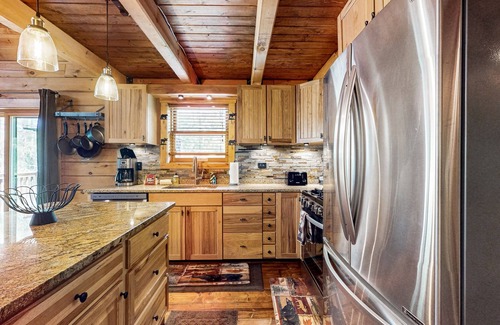 New Lisbon Cabine | Peaceful log cabin with patio, gas grill, fire pit & WIFI