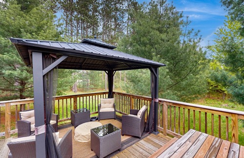 New Lisbon Cabine | Peaceful log cabin with patio, gas grill, fire pit & WIFI