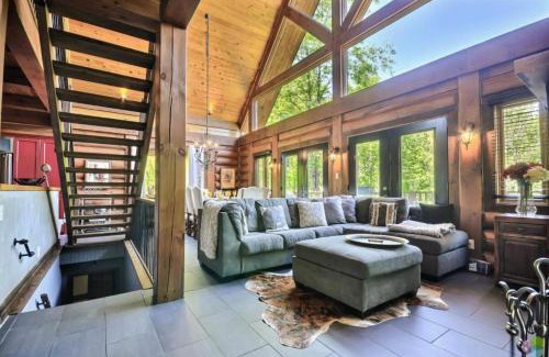Lac-Superieur Chalet De Ski | Peaceful Log-Style Chalet with hot tub