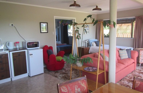 Waitakaruru Appartement | Peaceful Miranda area and less than an hour to Auckland Sleeps three